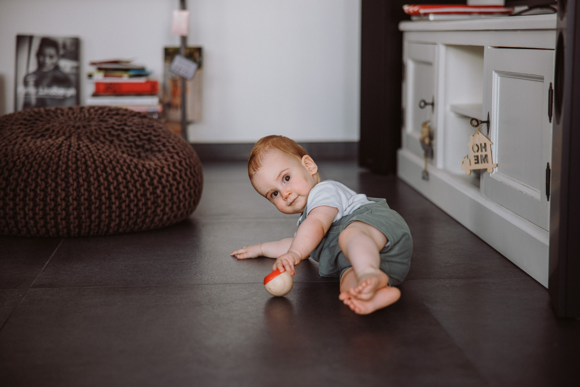 Neugeborenes Baby schläft friedlich auf einer Decke
