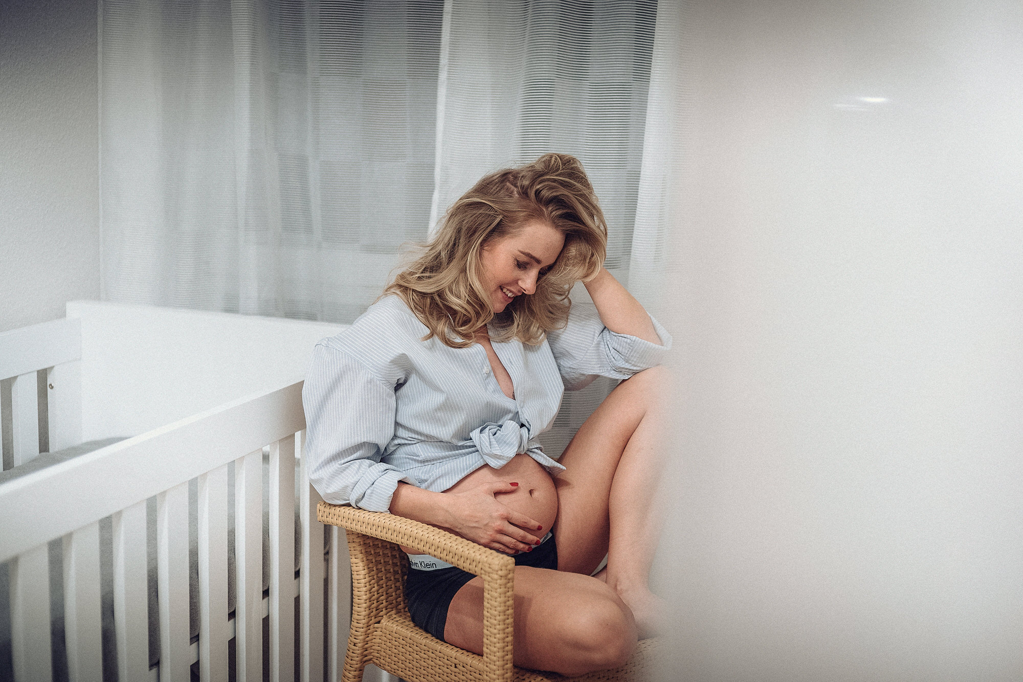 Schwangere Frau im zarten Seitenprofil