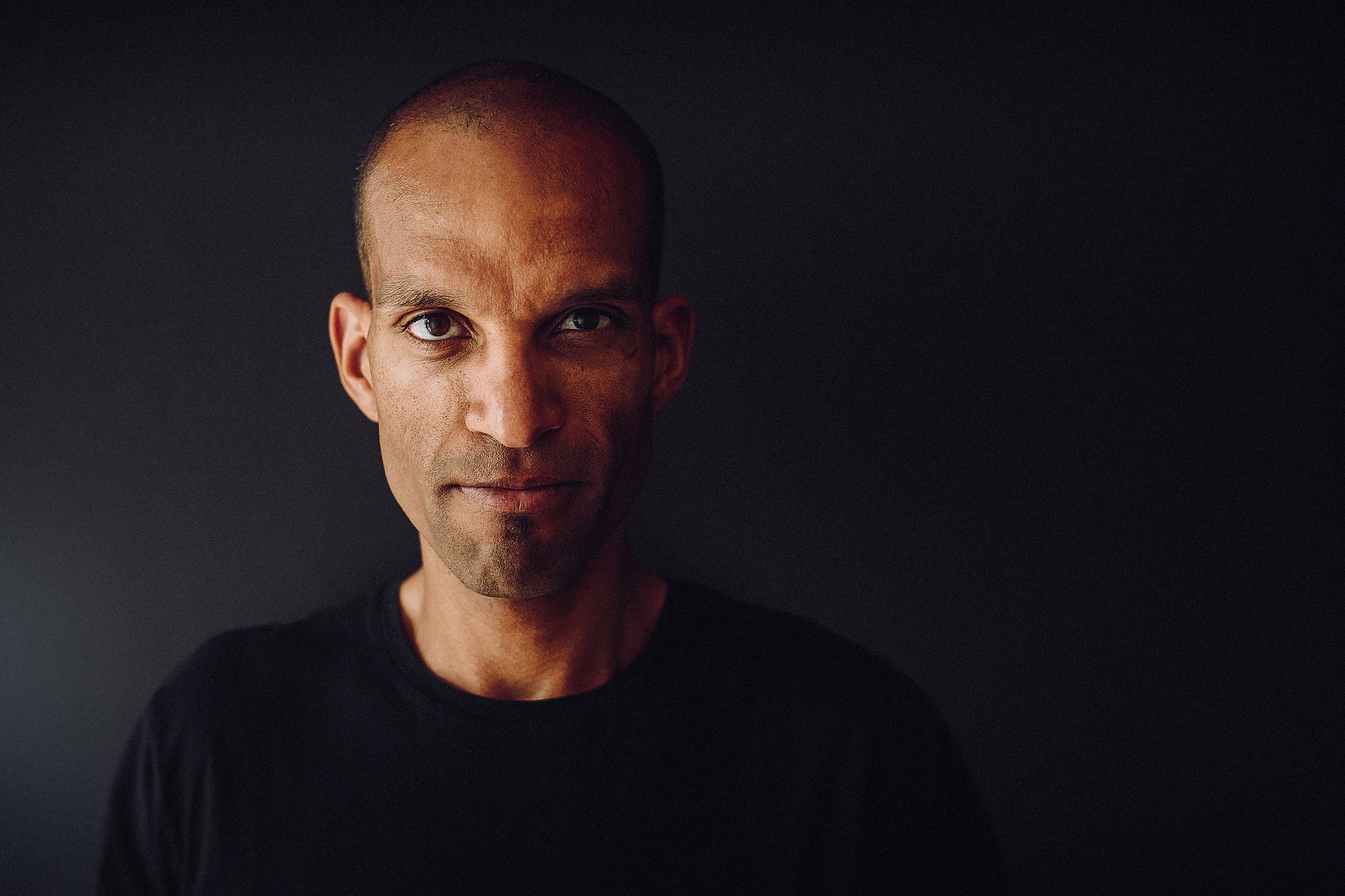 Authentisches Studio-Portrait mit dramatischer Beleuchtung